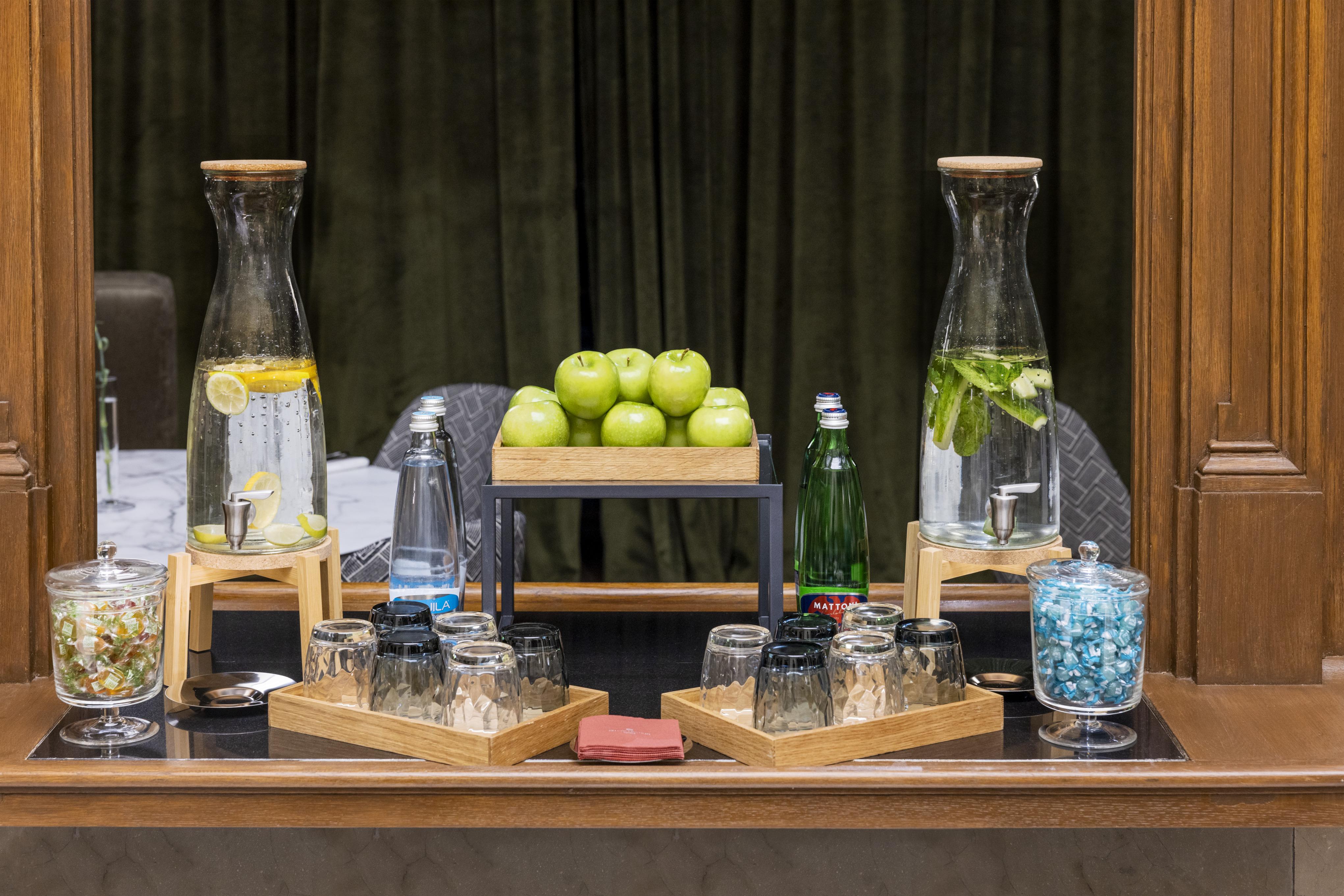 فندق Nh Collection Prague Carlo IV المظهر الخارجي الصورة A selection of infused water at a hotel